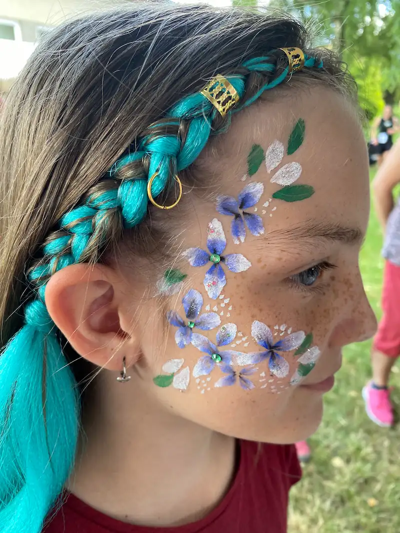 Pletení copánků s kanekalonem a ozdobnými kamínky