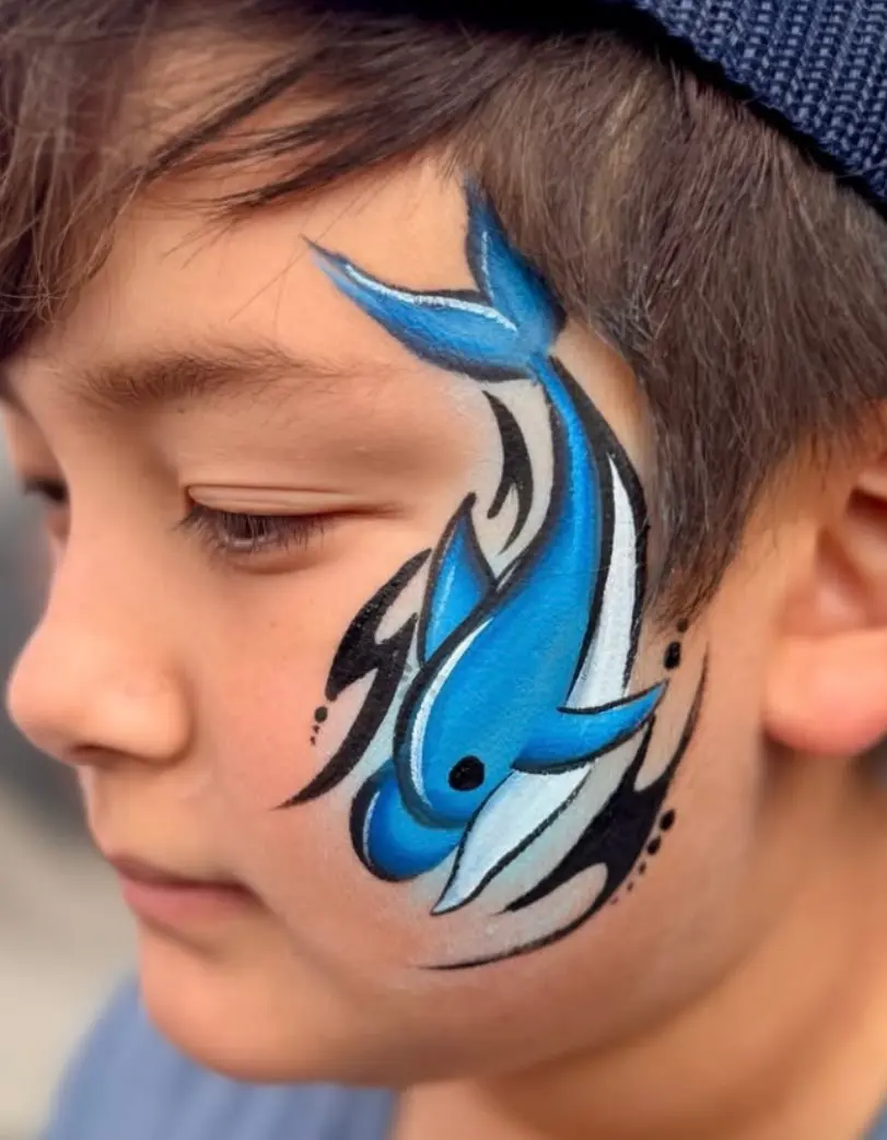 Facepainting motiv delfína pro děti na oslavu