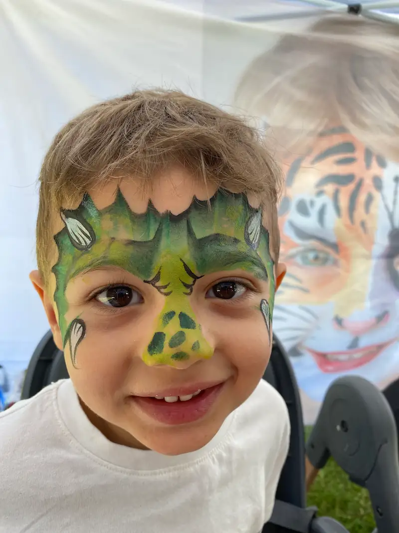 Detailní zelený drak malovaný na tvář