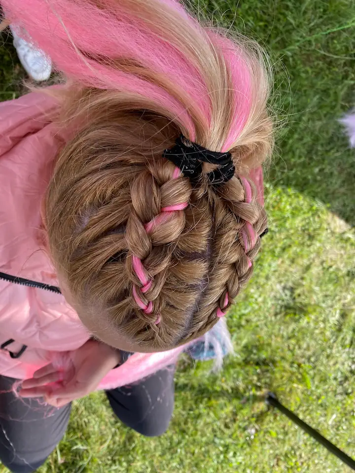 Dva vysoké copy s barevným kanekalonem