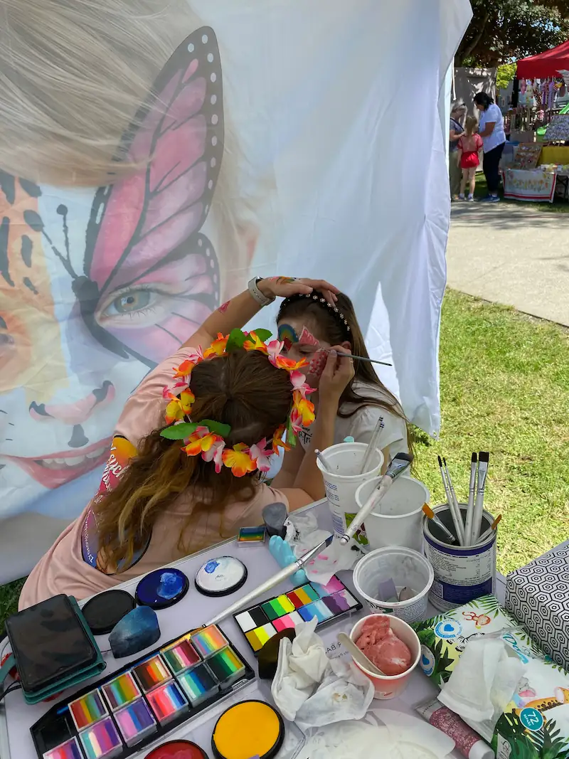 Duhové malování na obličej s glitry