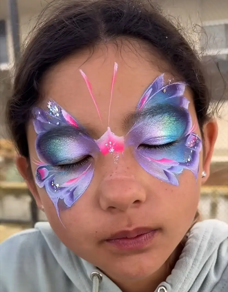 Růžovo-fialový motýl - klasický facepainting