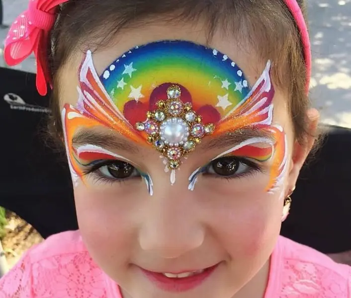 Duhový motýl s konturami na čele