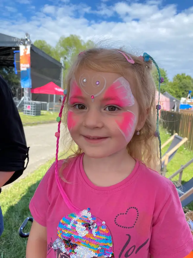 Třpytivý růžový motýl s kamínky na obličej