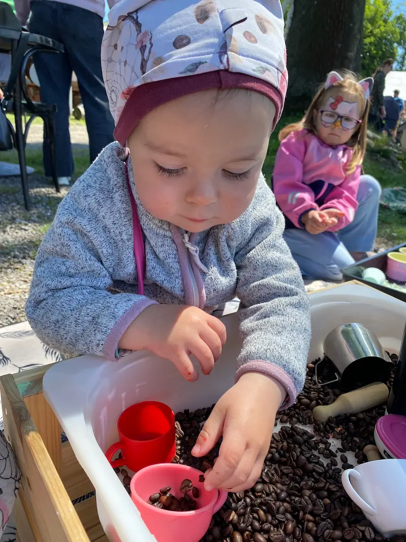 Děti si hrají a nechávají se malovat na akci Ksychtíkovo smyslohraní