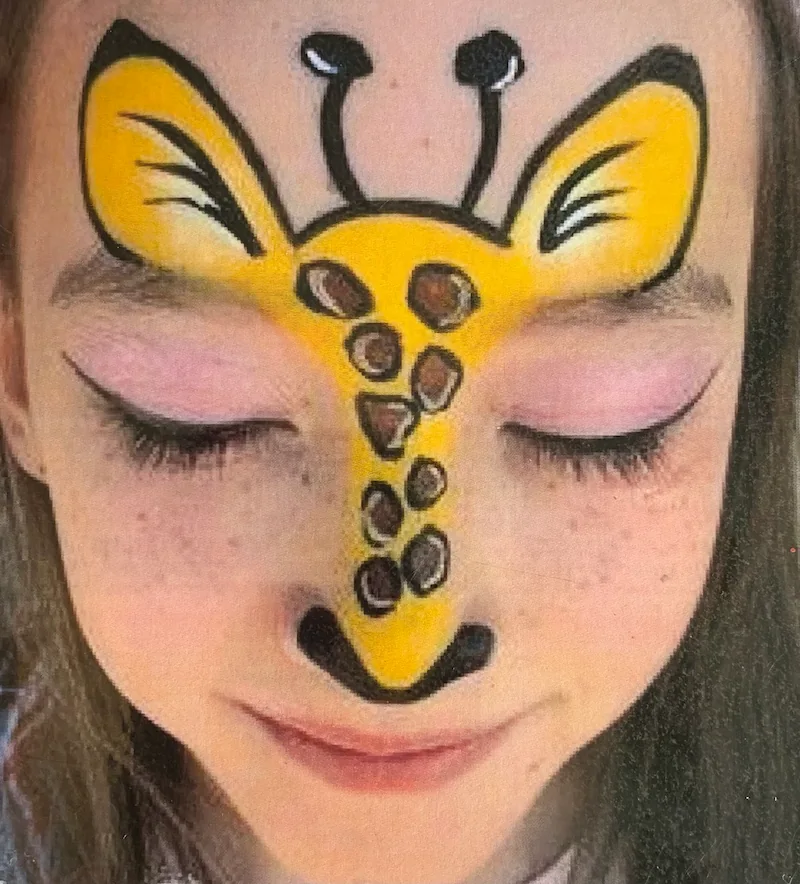 Detailní facepainting žirafa na dětské tváři